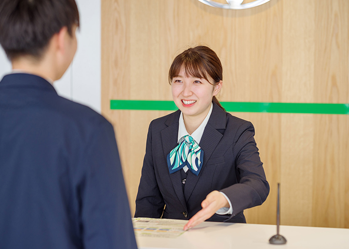 レンタルフロントスタッフの笑顔と気遣いのある応対はもちろん、一歩先を行くお声掛けやご提案でお客様に喜んでいただけるようサービスの向上を目指しています。